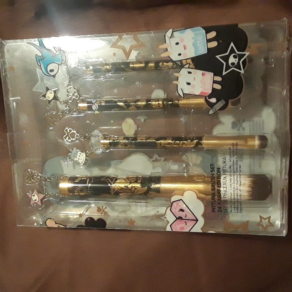Tokidoki Pittura 4 pc Brush Set: 24 Karat Edition Rare Makeup Brushes LE Charms - Picture 3 of 16